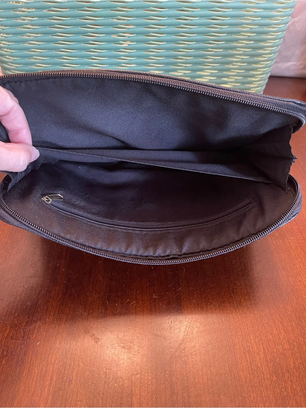 Liz Claiborne tablet carrying case, outside and inside pockets; size: 10" x 8.5" - Picture 5 of 8